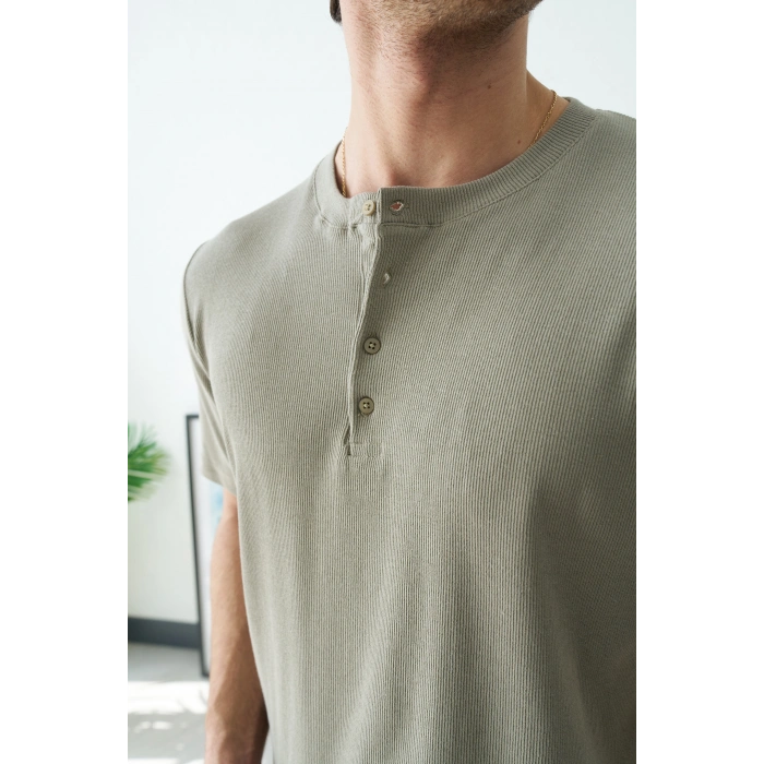 ÇAĞLA YEŞİLİ 4 DÜĞME HANLEY YAKA TİŞÖRT