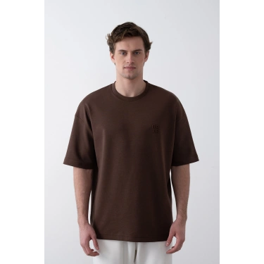 KAHVERENGİ OVERSİZE KALIP KABARTMALI BASKI TİŞORT