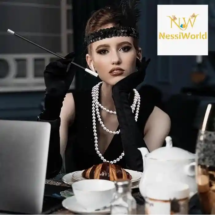 1920’ler Çarliston Aksesuar Seti – İnci Kolye, Eldiven, Sigara Tutucu, Siyah Saç Bandı