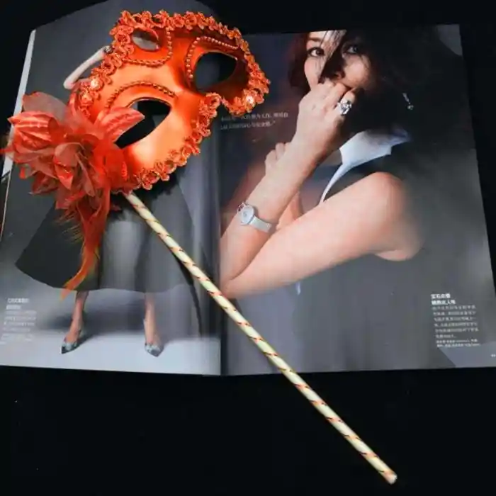 Kırmızı Işıltılı Tutmalı Fotoğraf Çekimi Maskesi 18x29 cm