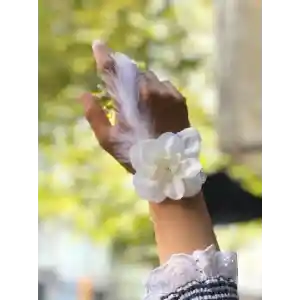 Bride to be Nedime Gelin Bilekliği Tüy ve İnci Boncuk Detaylı Beyaz Renkli Bekarlığa Veda Partisi Bilekliği 10 Adet