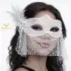 Beyaz Dantel Tüllü Peçeli Parti Maskesi – Tüylü İnci Detaylı
