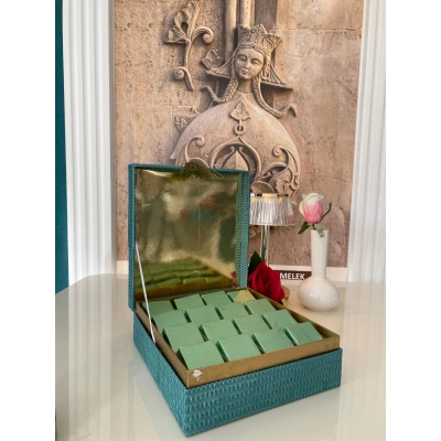 Sargılı Kare Madlen Çikolata Özel Kutuda 16 adet