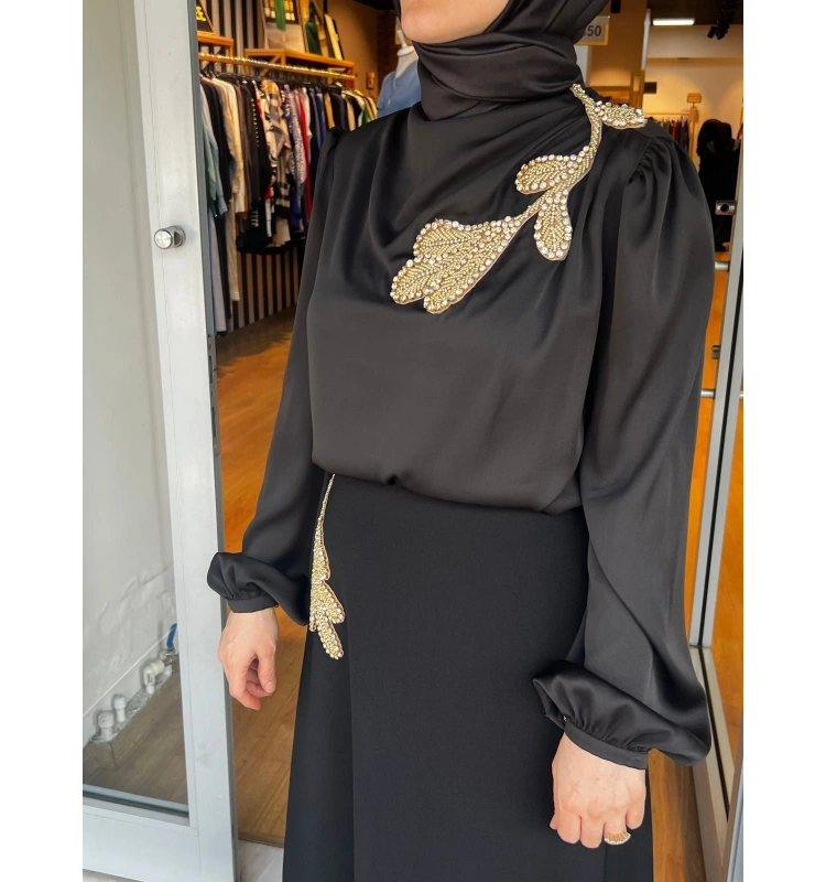 Jamıla Sarah Bedenden Gelen Yakalı Tek Taraf Kırmalı Aplikli Bluz SS24-2007