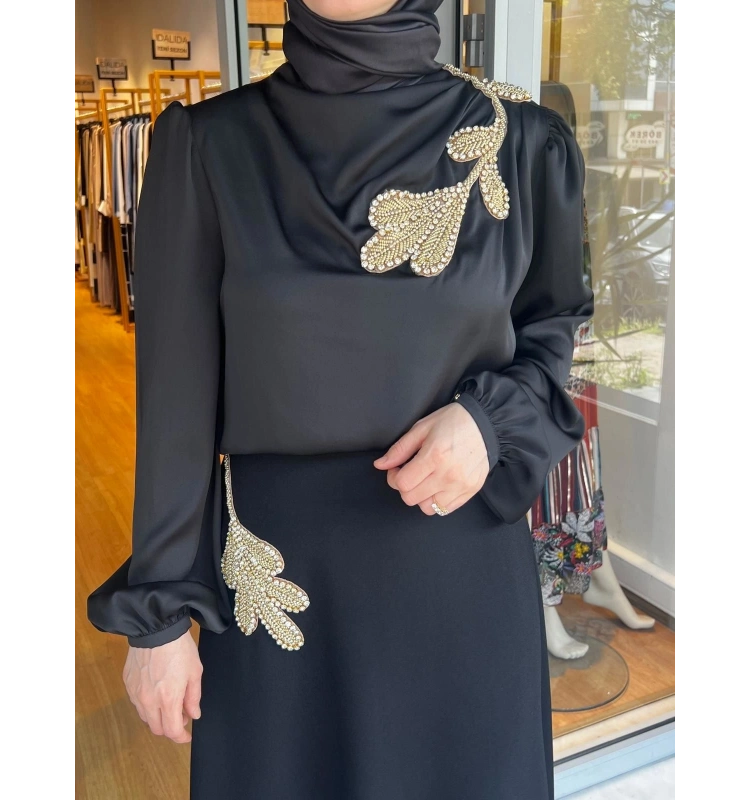 Jamıla Sarah Bedenden Gelen Yakalı Tek Taraf Kırmalı Aplikli Bluz SS24-2007