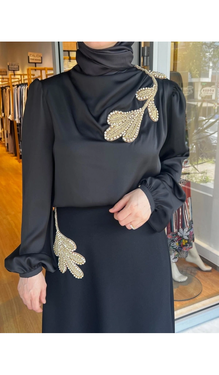 Jamıla Sarah Bedenden Gelen Yakalı Tek Taraf Kırmalı Aplikli Bluz SS24-2007
