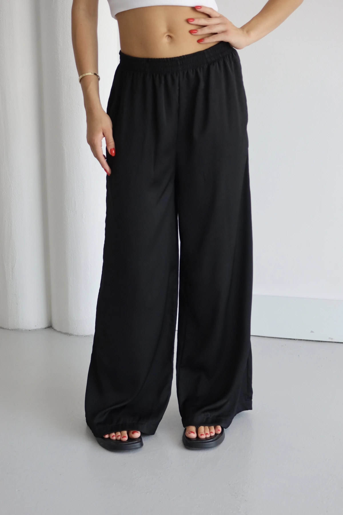 Beli Lastikli Dökümlü Geniş Paça Pantolon