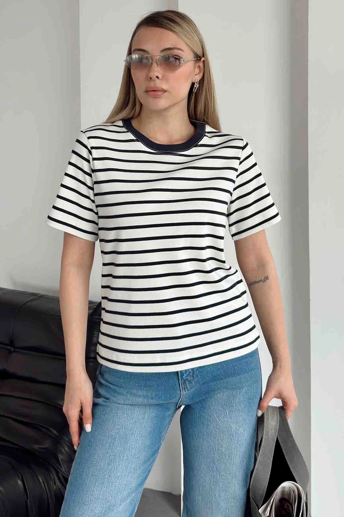 Bisiklet Yaka Çizgili T-Shirt