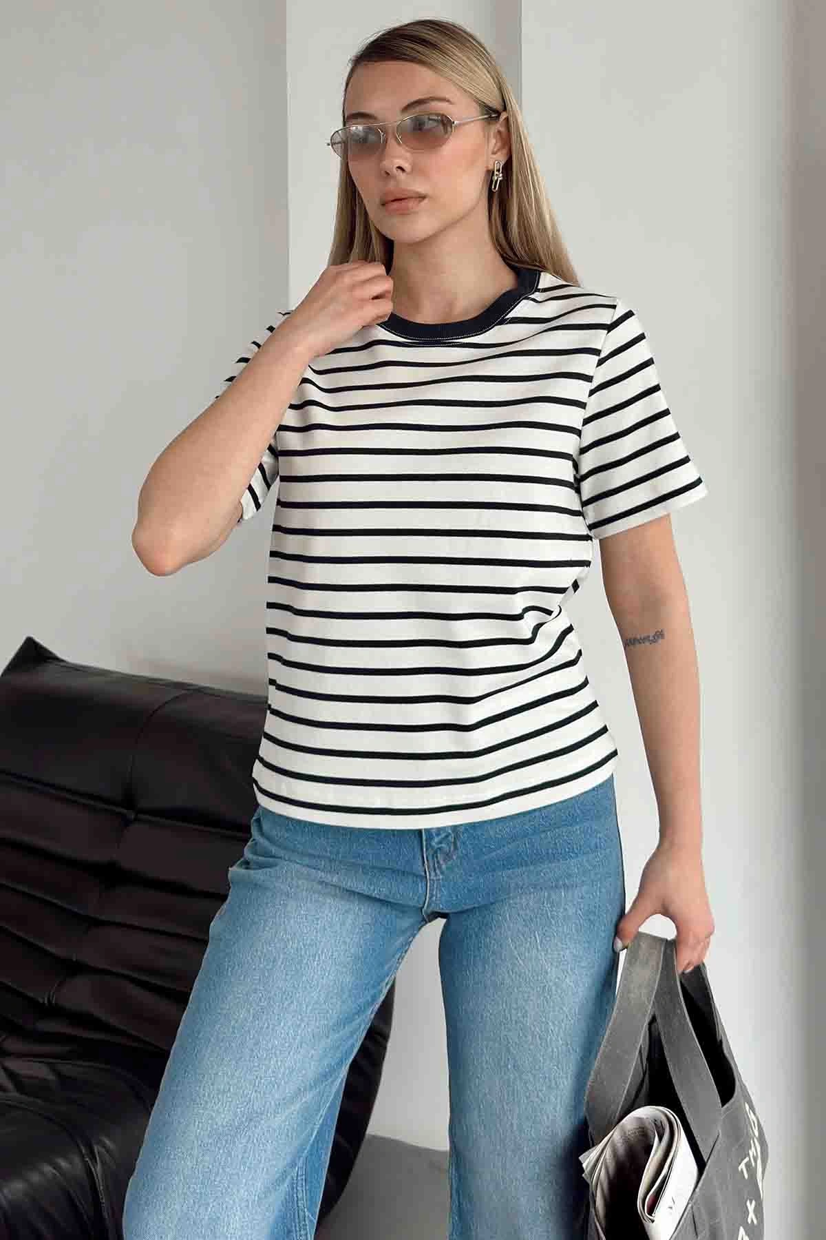 Bisiklet Yaka Çizgili T-Shirt