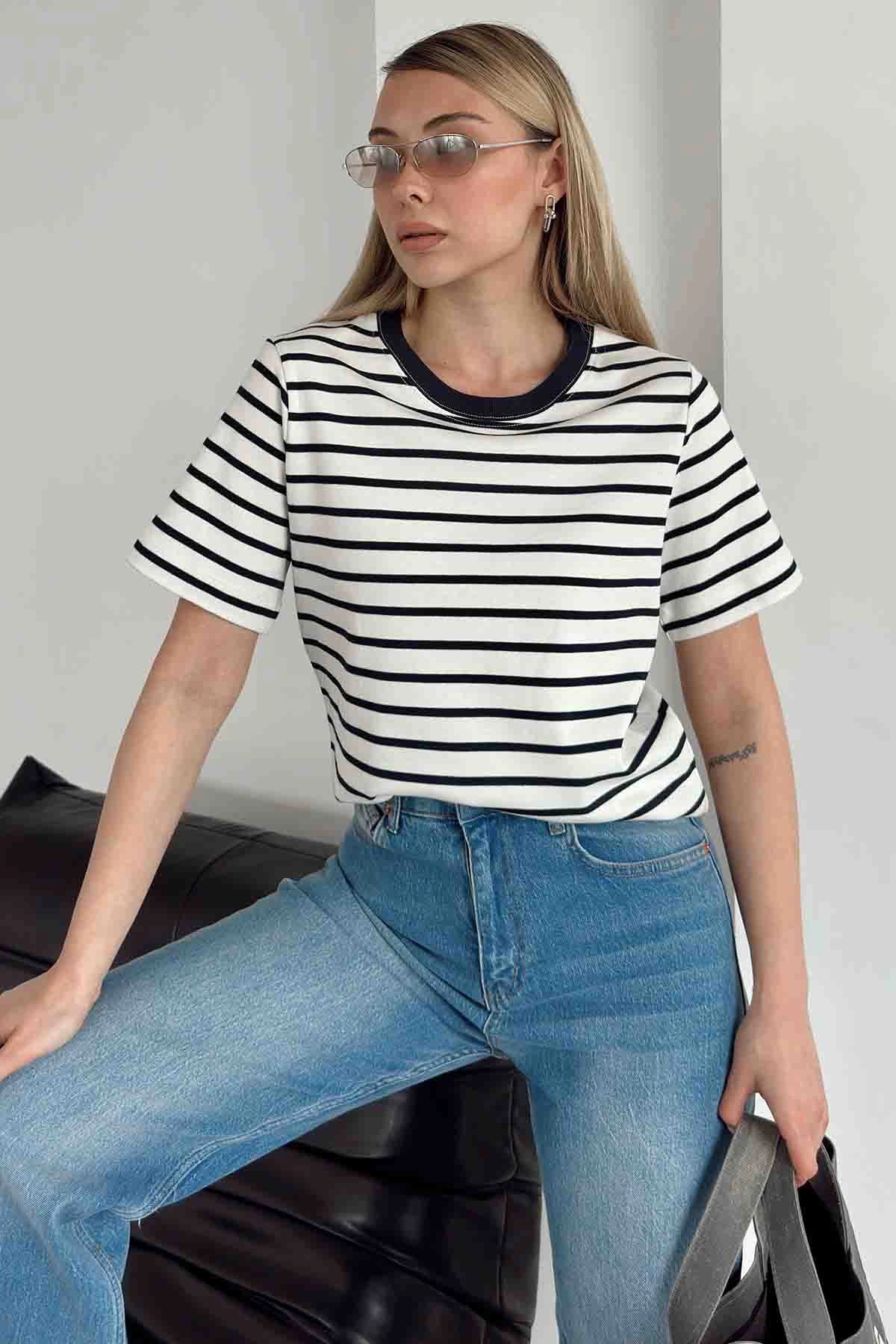 Bisiklet Yaka Çizgili T-Shirt