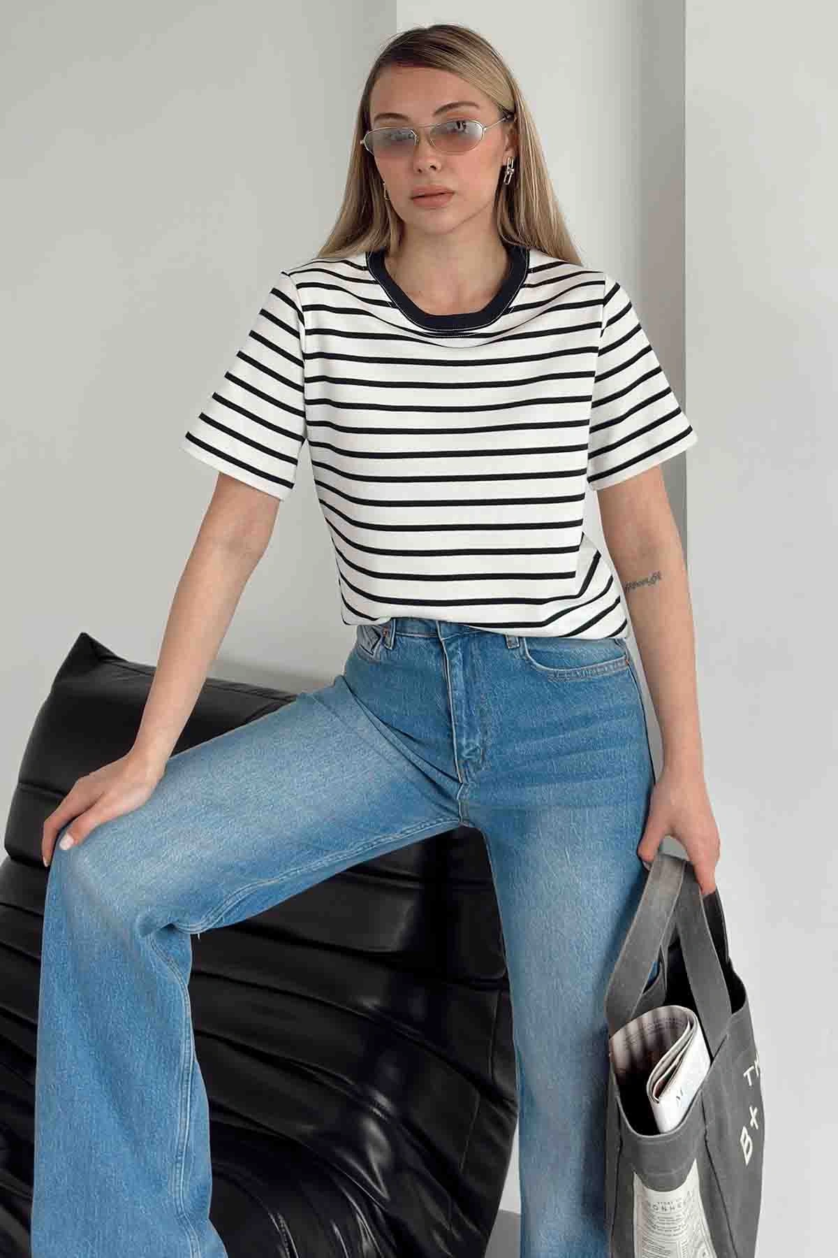 Bisiklet Yaka Çizgili T-Shirt