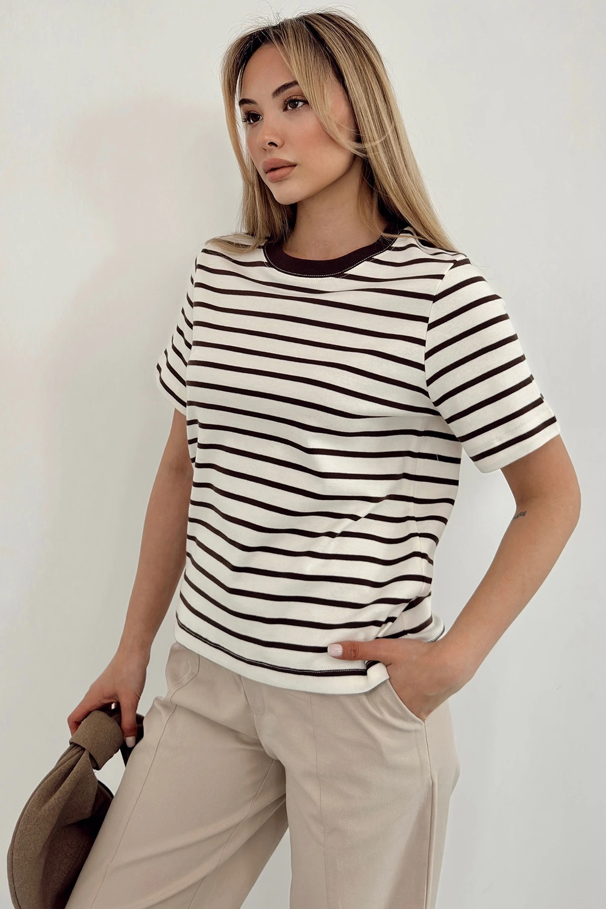 Bisiklet Yaka Çizgili T-Shirt Kahve