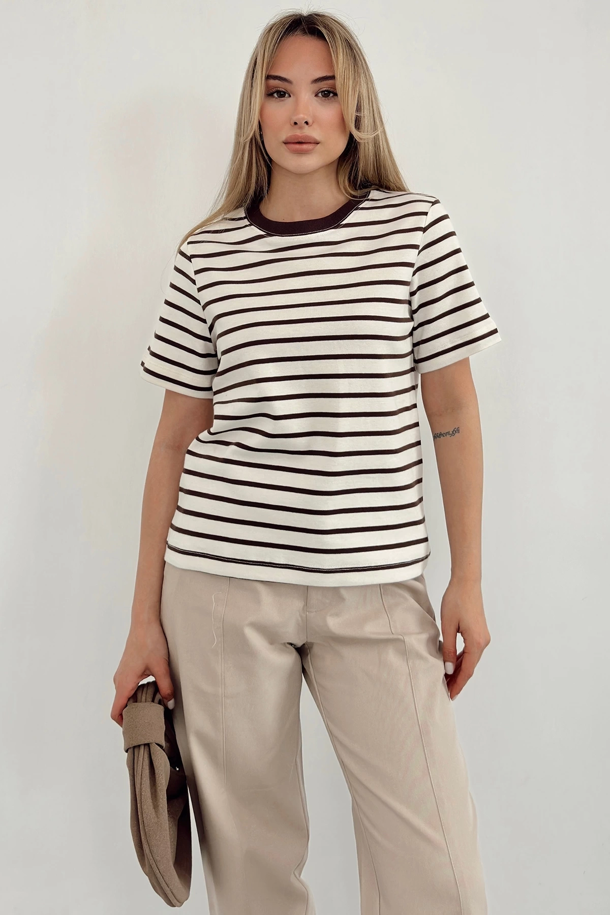Bisiklet Yaka Çizgili T-Shirt Kahve