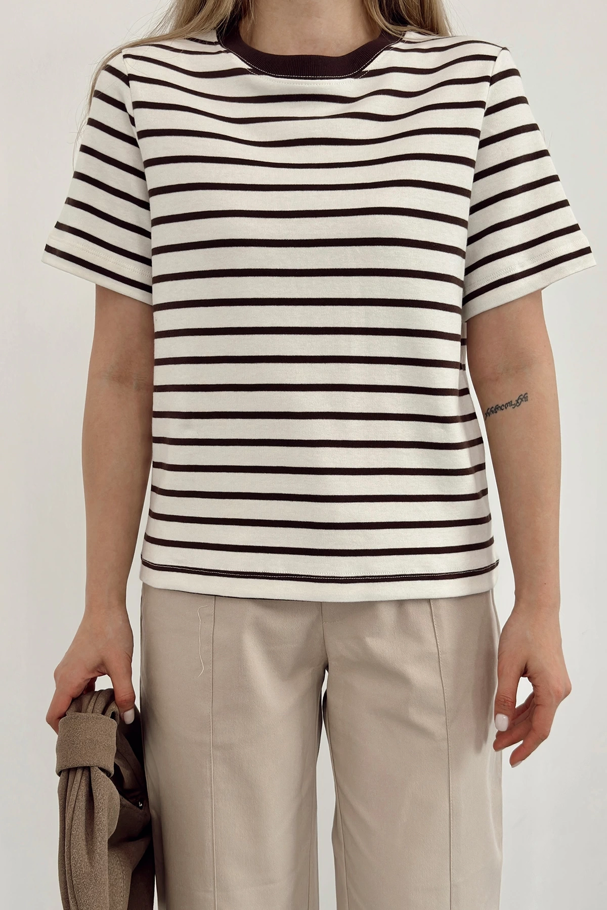 Bisiklet Yaka Çizgili T-Shirt Kahve