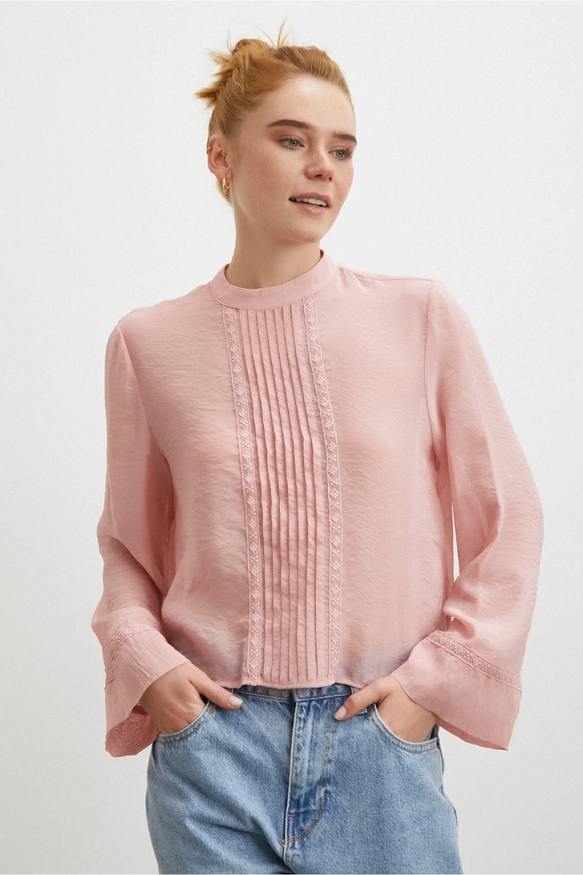 Dantel Kesimli Uzun Kollu Bluz
