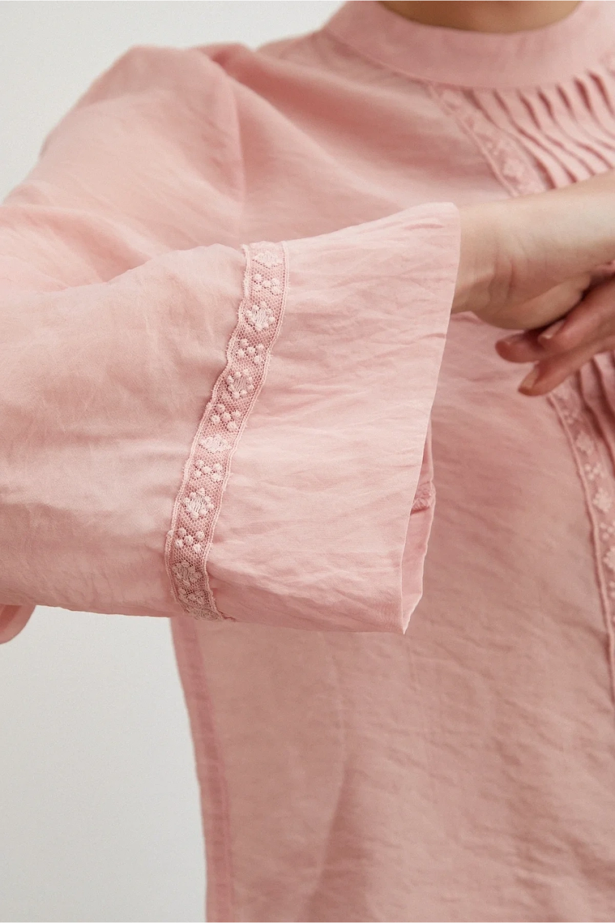 Dantel Kesimli Uzun Kollu Bluz