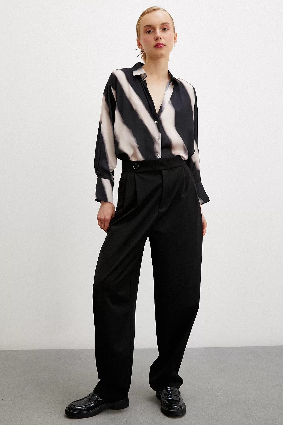 Desenli V Yaka Saten Gömlek Bej