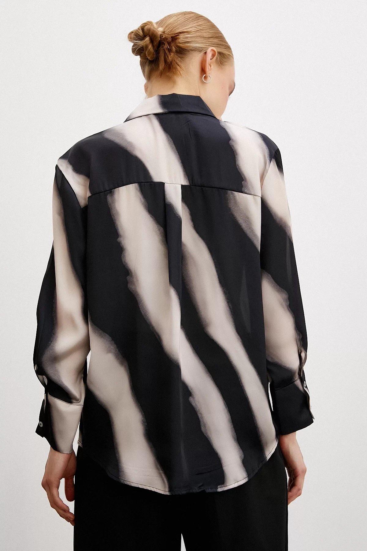 Desenli V Yaka Saten Gömlek Bej