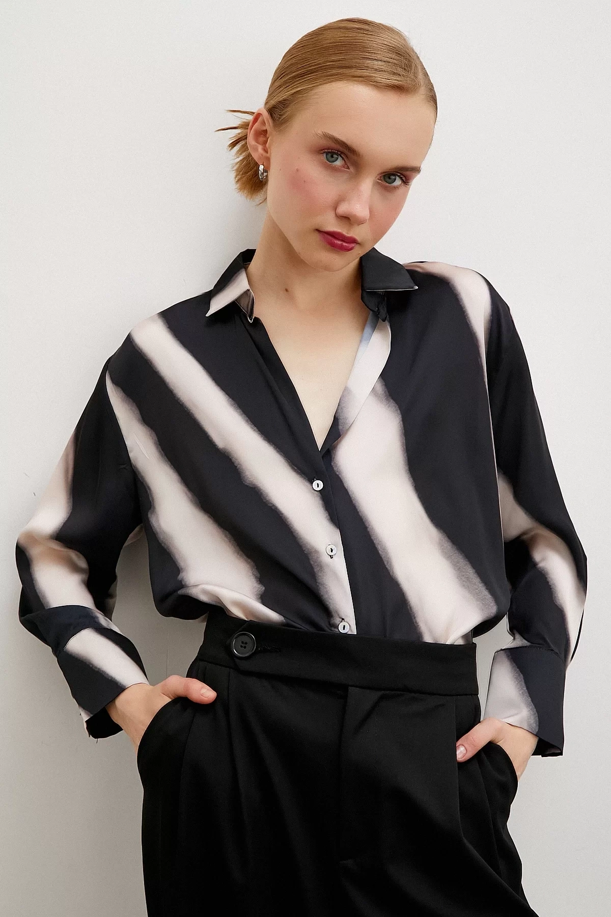 Desenli V Yaka Saten Gömlek Bej