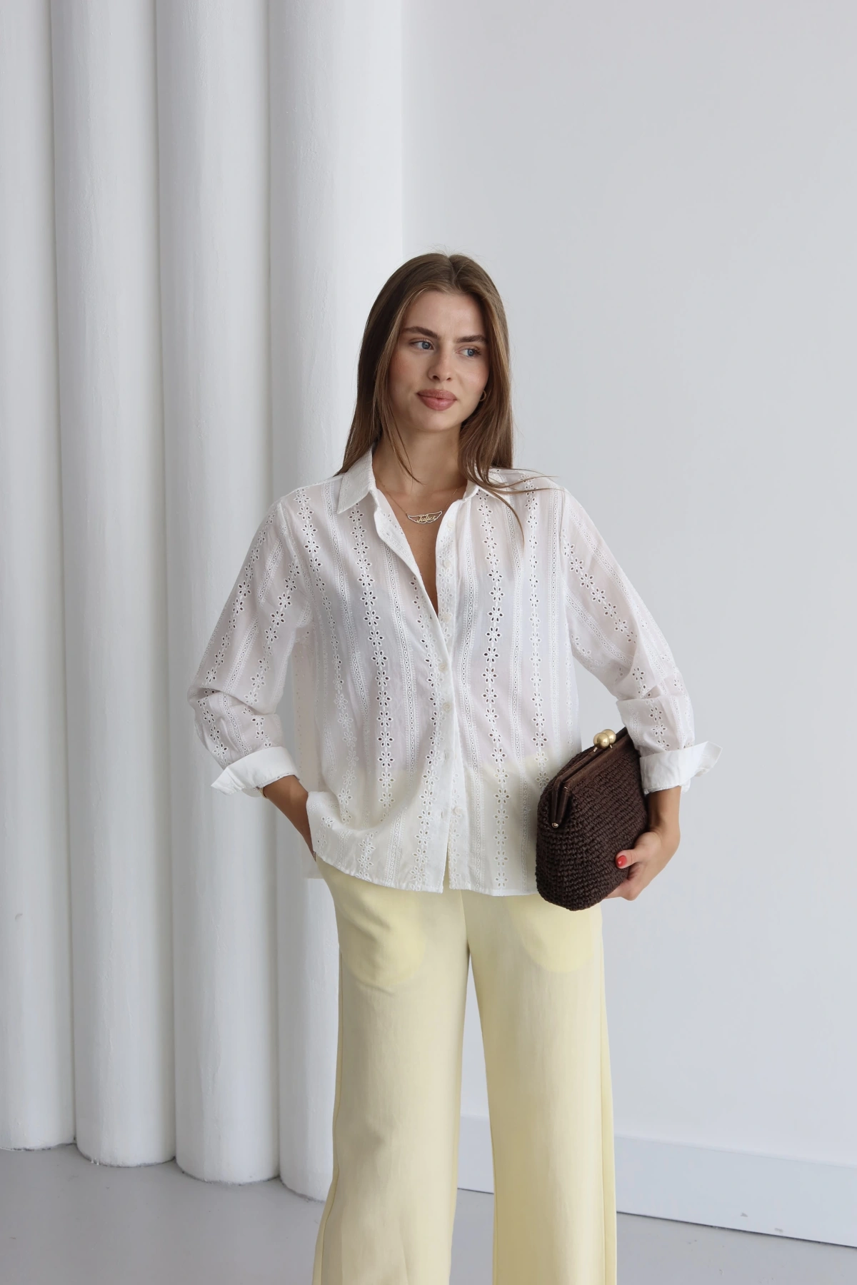 Fisto İşlemeli Gömlek Beyaz