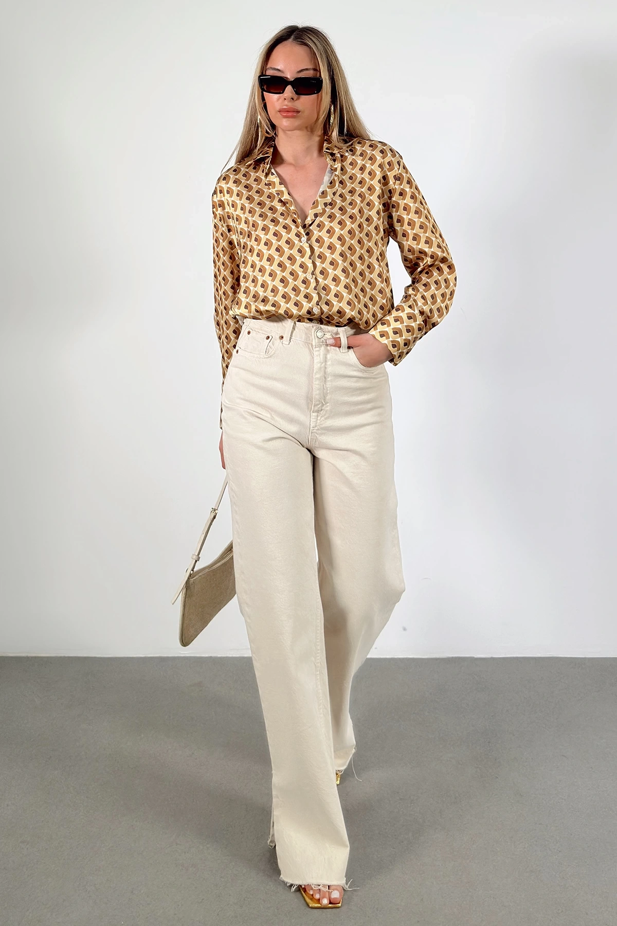 Geometrik Desenli Saten Gömlek Bej