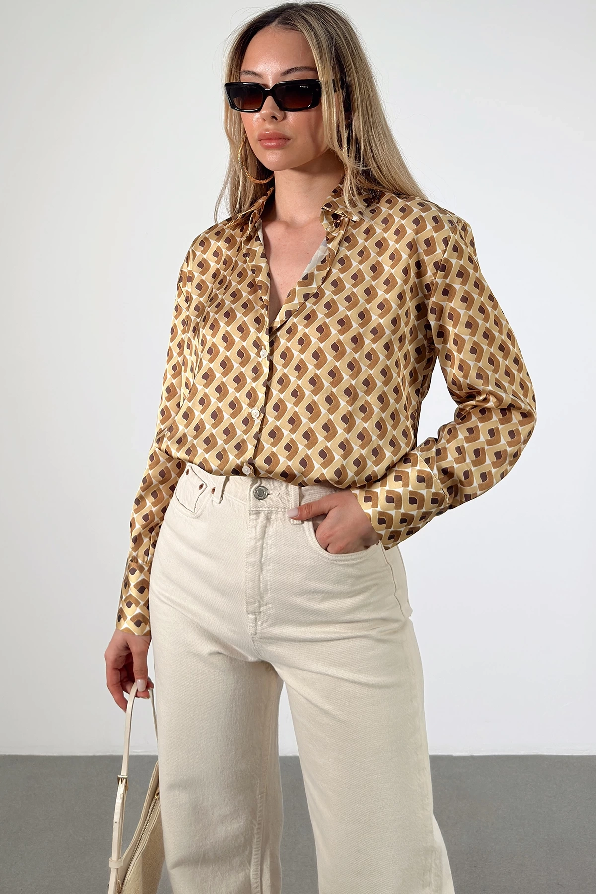 Geometrik Desenli Saten Gömlek Bej