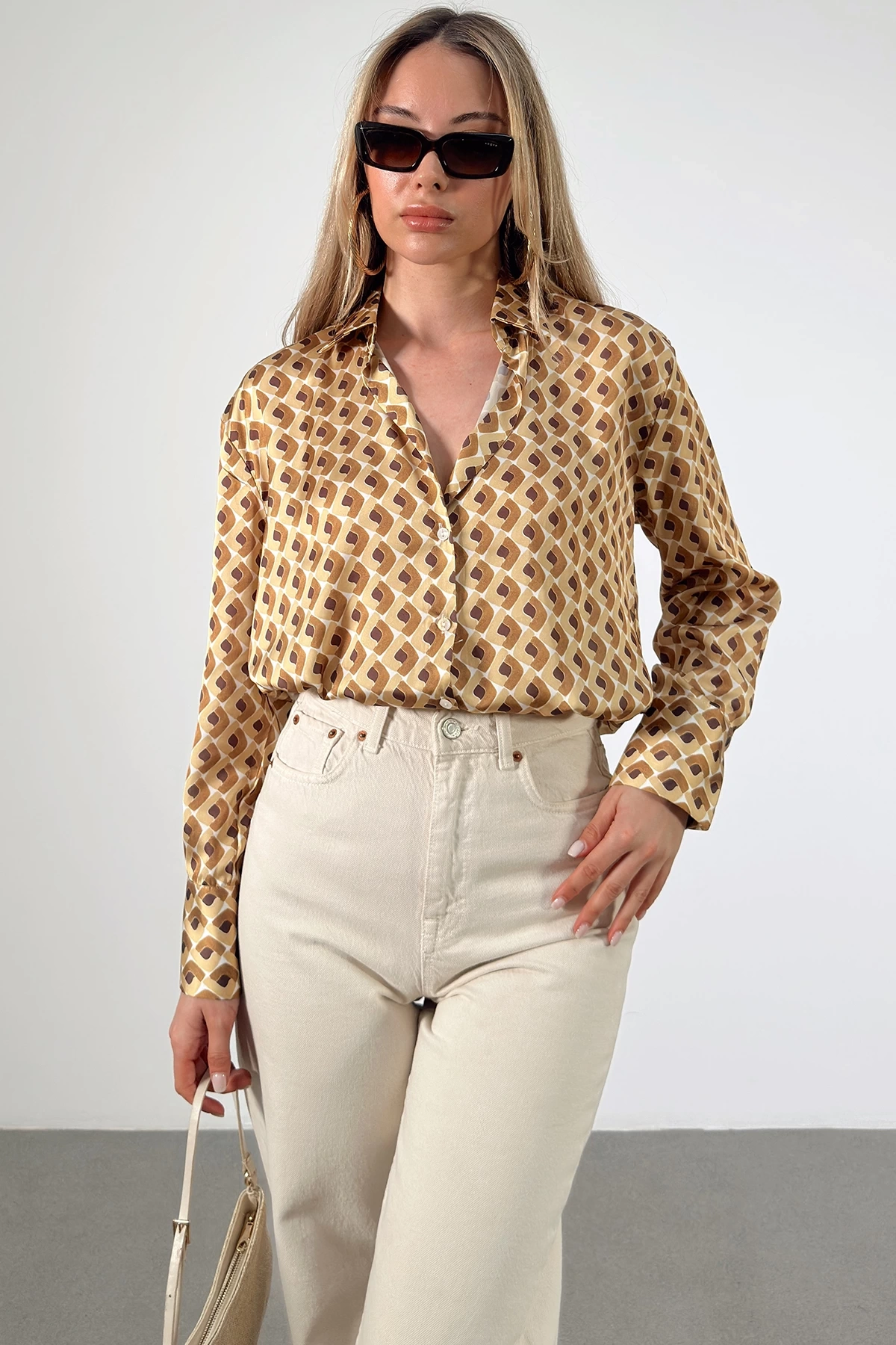 Geometrik Desenli Saten Gömlek Bej