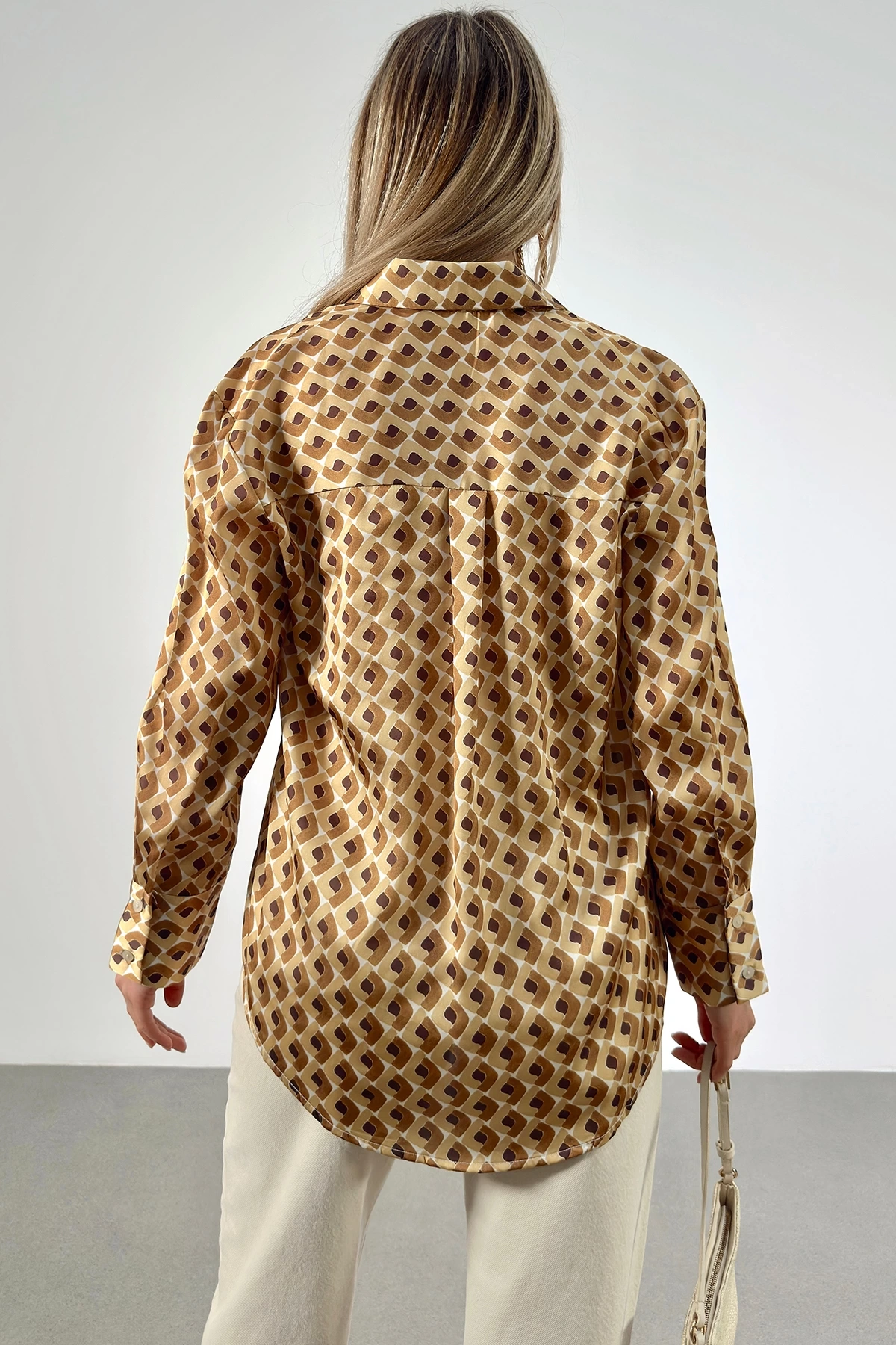 Geometrik Desenli Saten Gömlek Bej