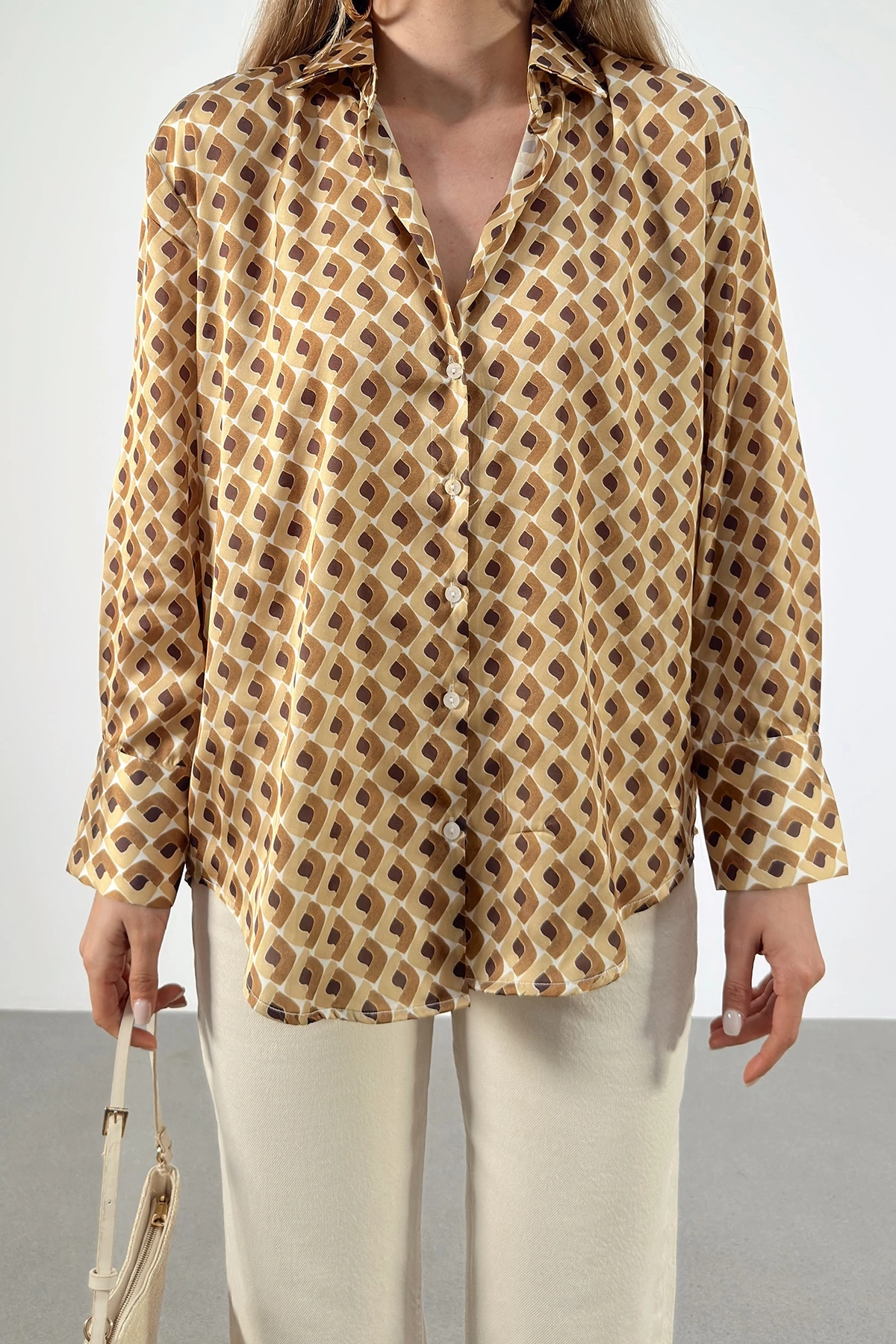Geometrik Desenli Saten Gömlek Bej