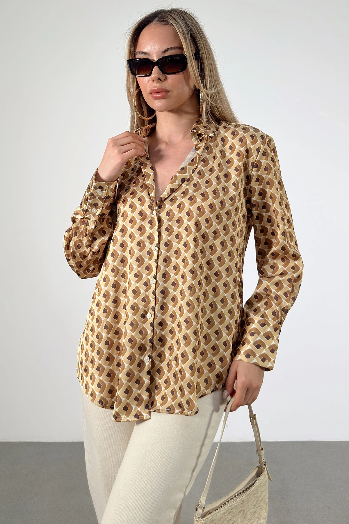 Geometrik Desenli Saten Gömlek Bej