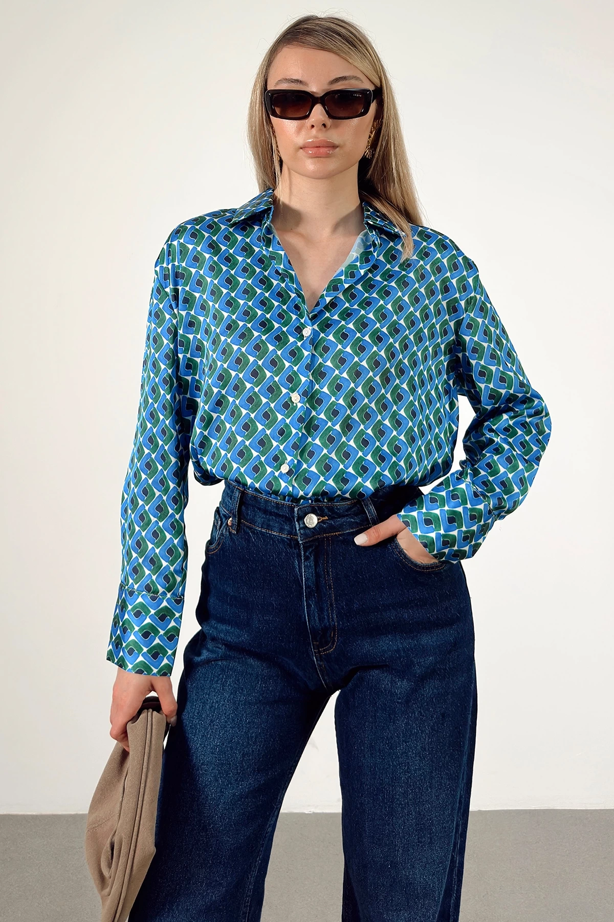Geometrik Desenli Saten Gömlek Mavi