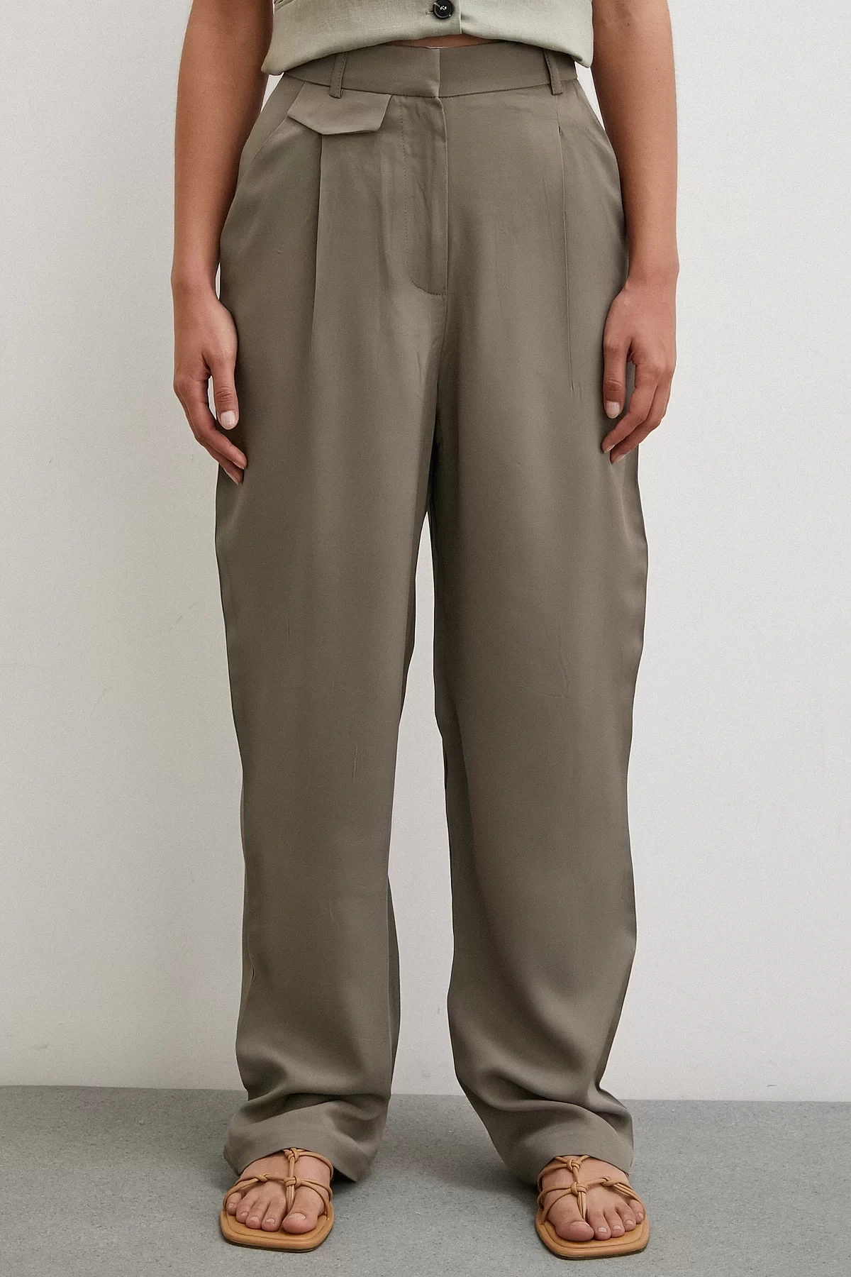 Kemer Detaylı Klasik Pantolon Haki