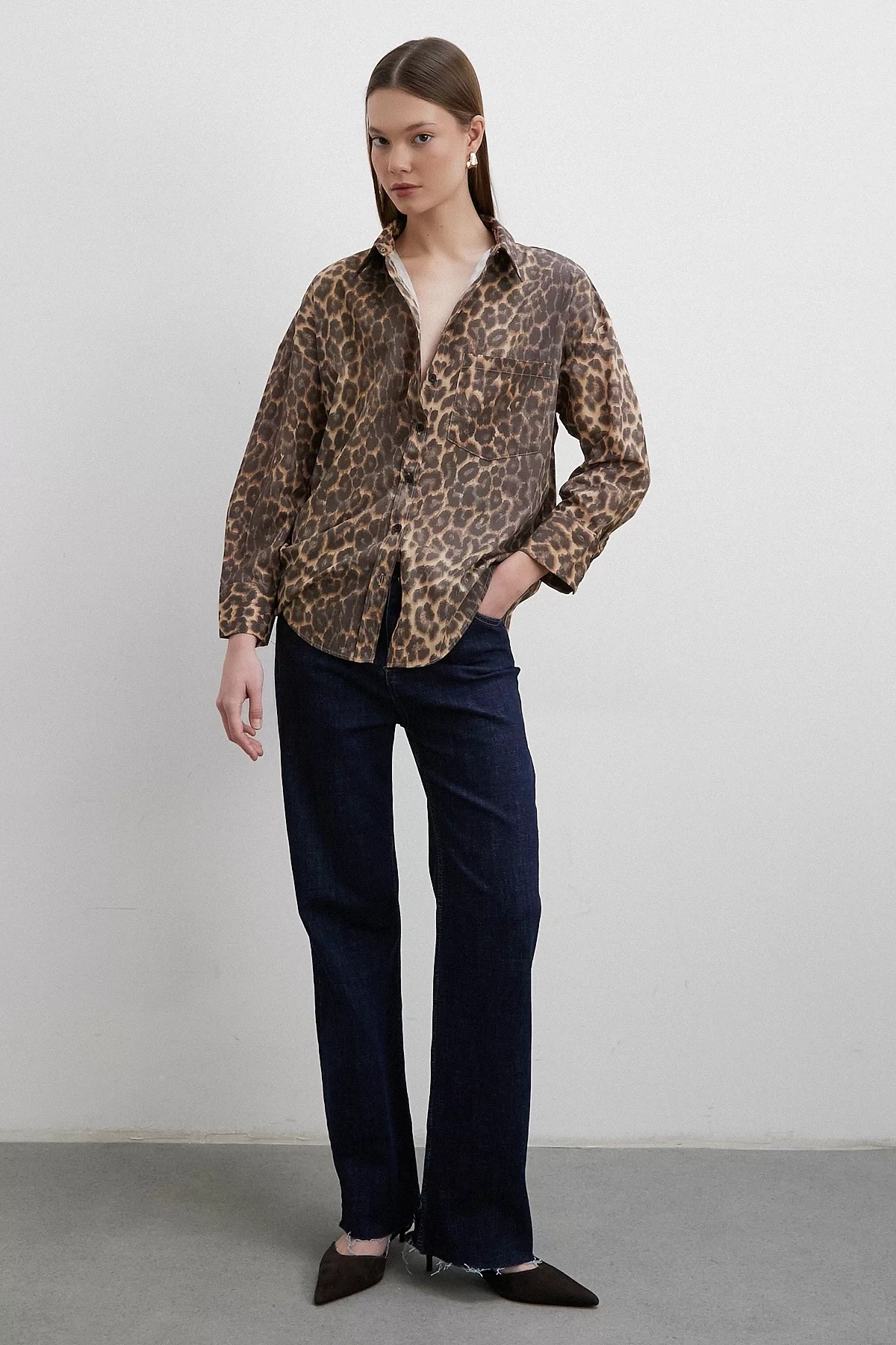 Leopar Desenli V Yaka Gömlek Kahve