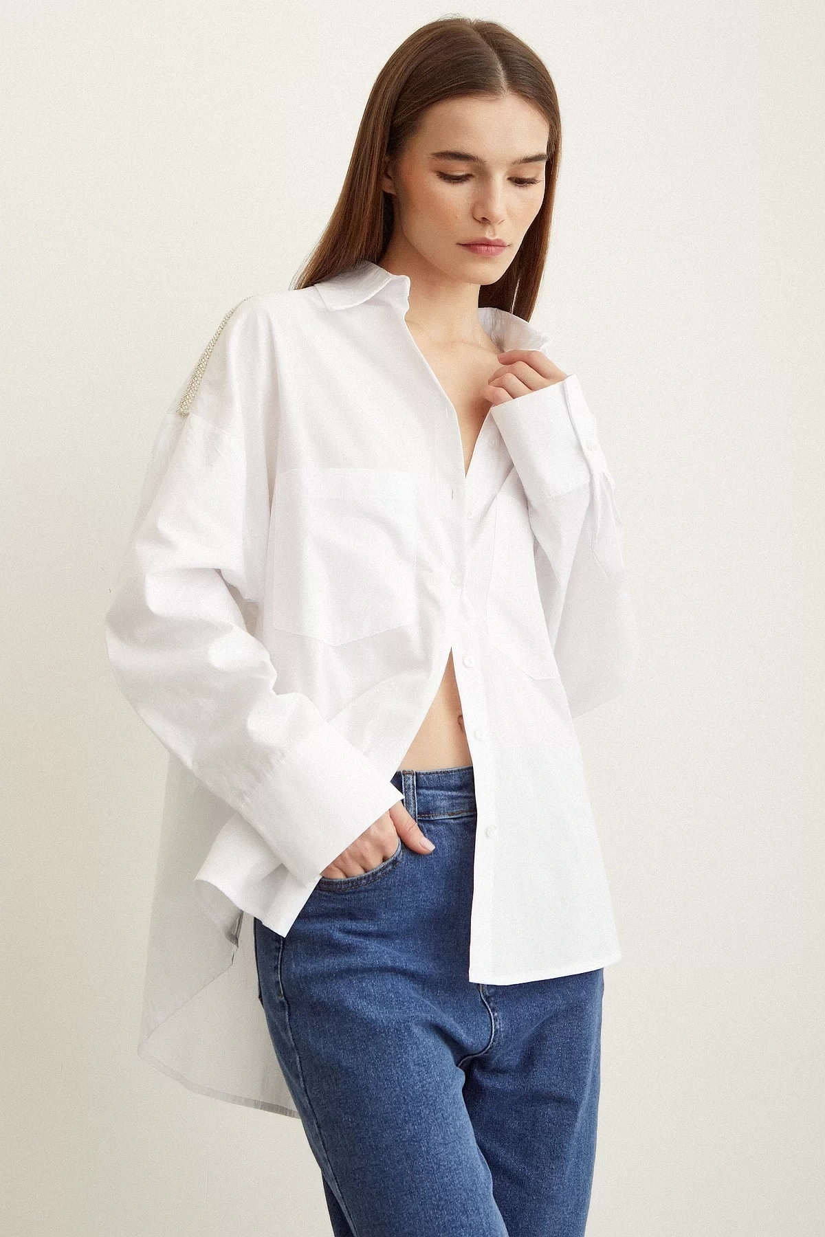 Omuzda Boncuk Detaylı Oversize Gömlek Beyaz