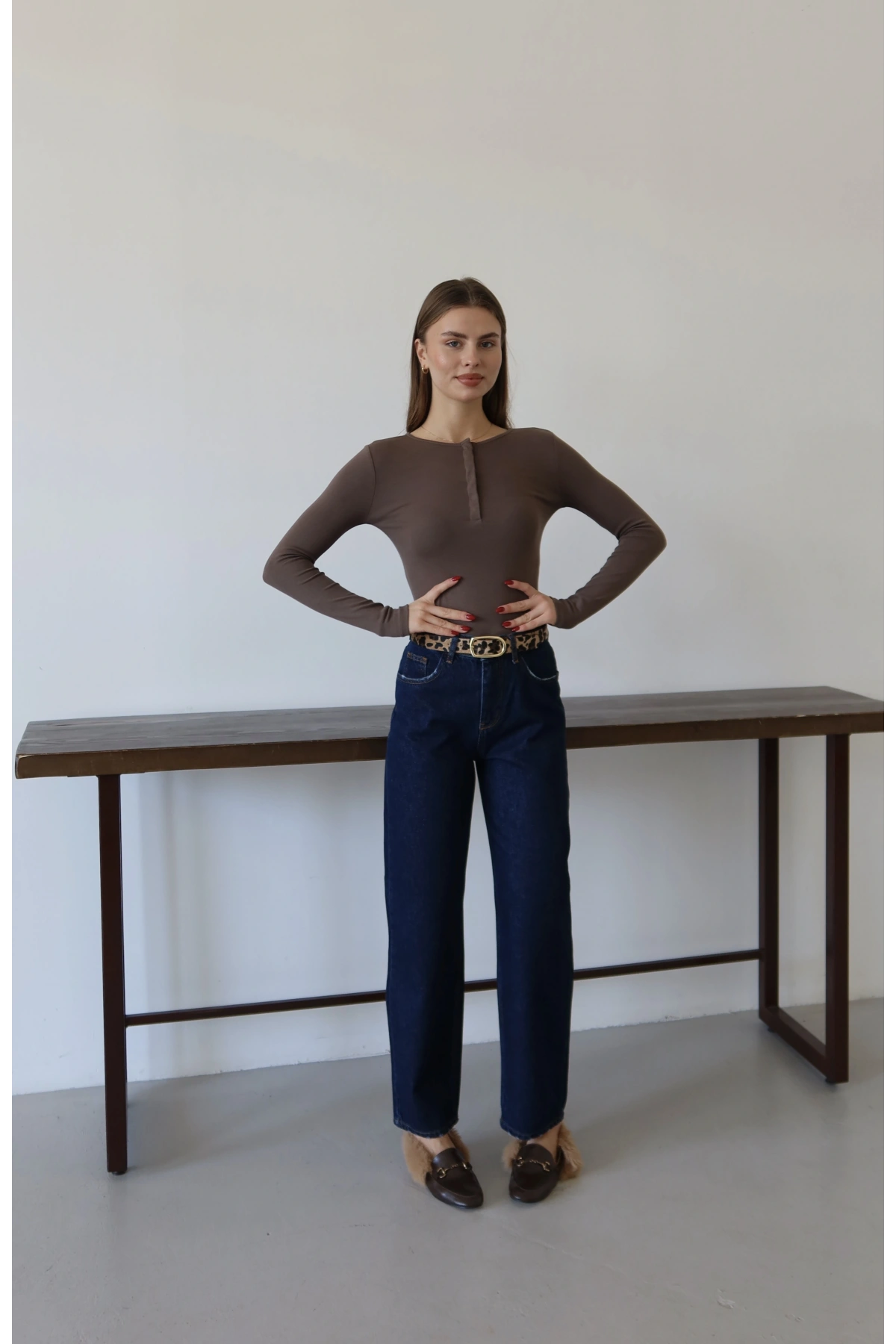 Paça Yıpratmalı Kemerli Jean