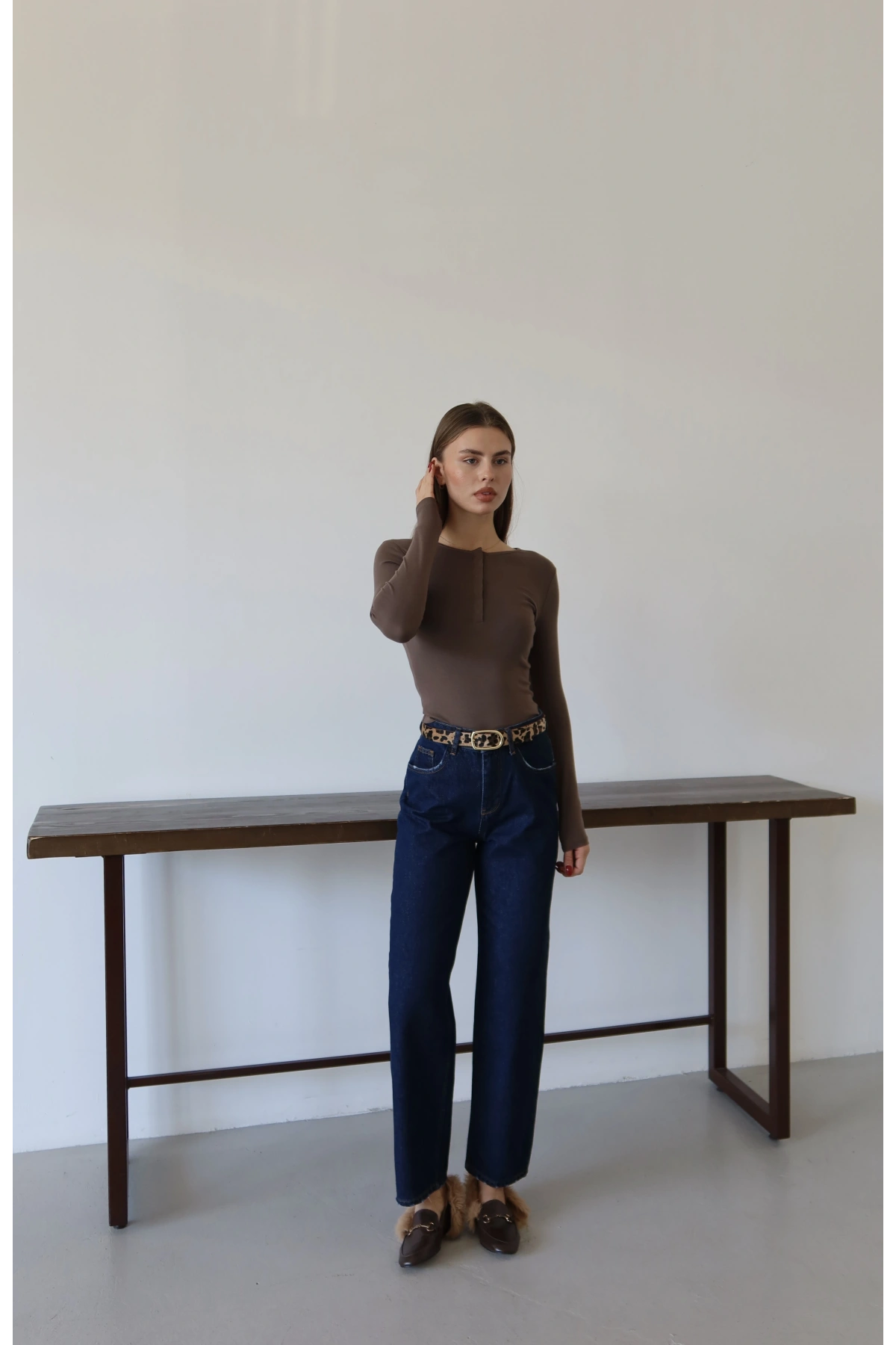 Paça Yıpratmalı Kemerli Jean