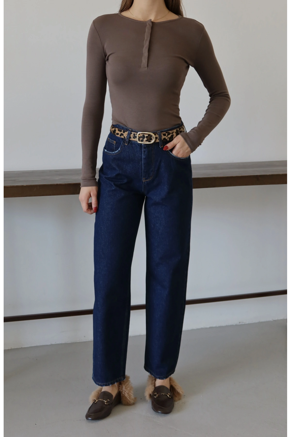 Paça Yıpratmalı Kemerli Jean