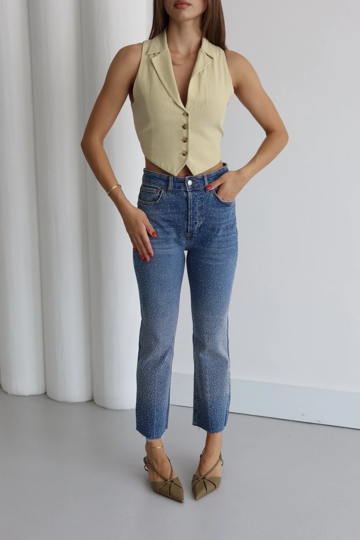 Paçası Kesik Taş Detaylı Pantolon