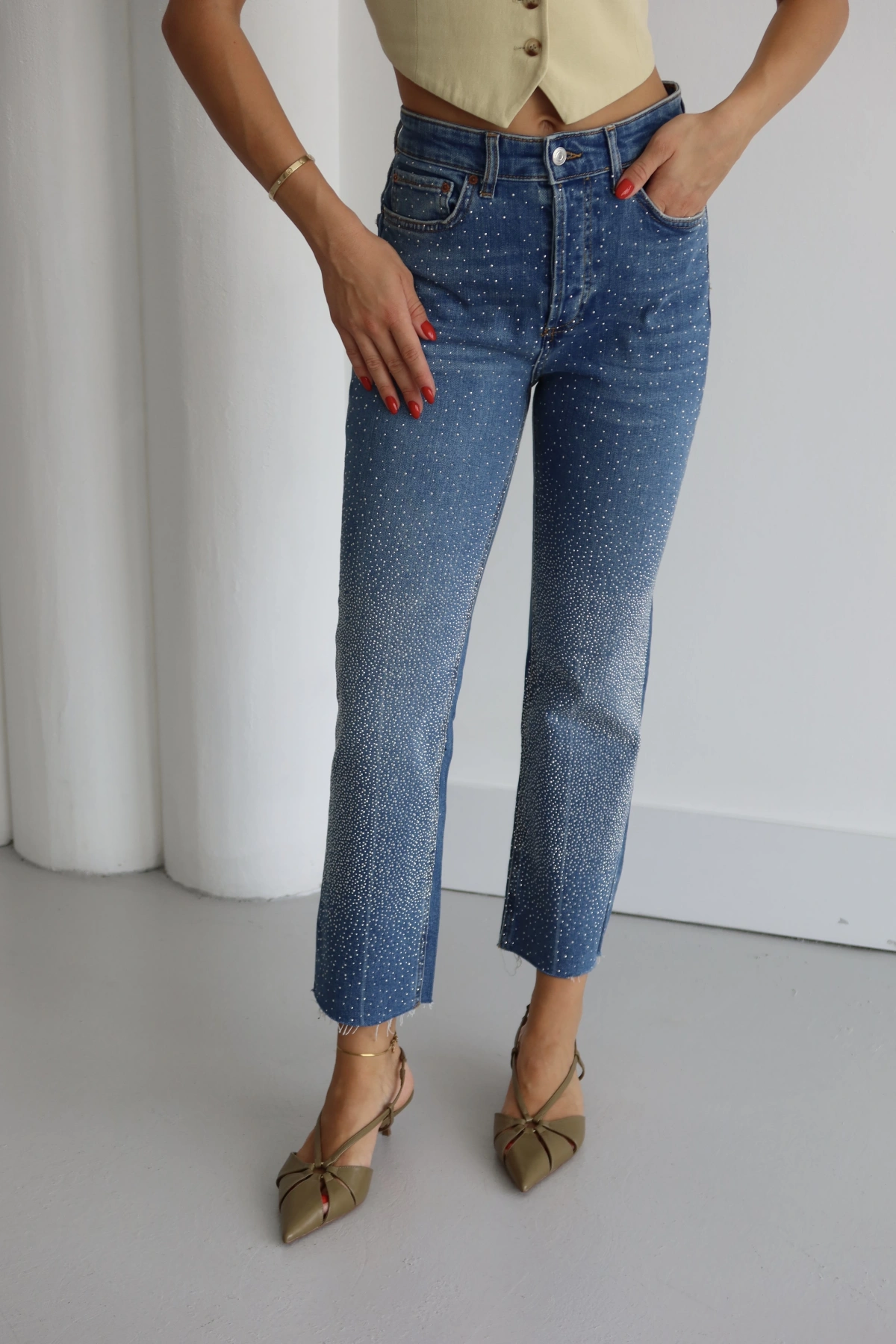 Paçası Kesik Taş Detaylı Pantolon