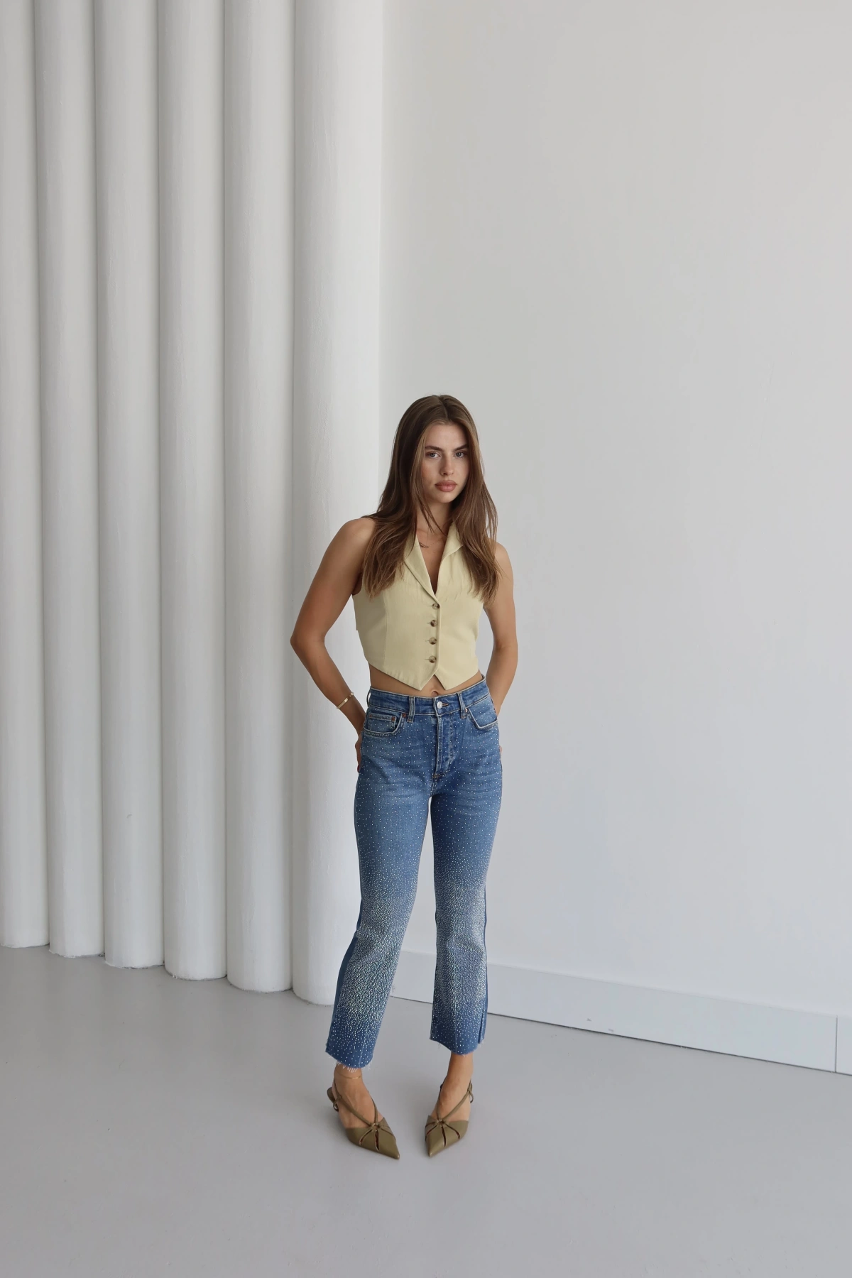 Paçası Kesik Taş Detaylı Pantolon