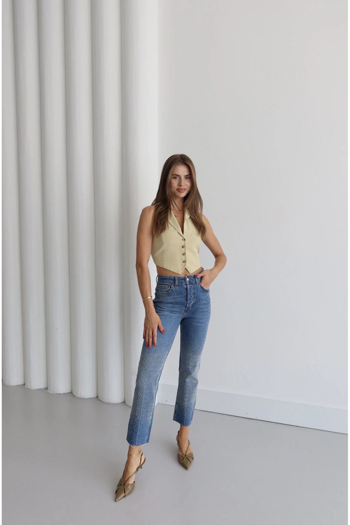 Paçası Kesik Taş Detaylı Pantolon