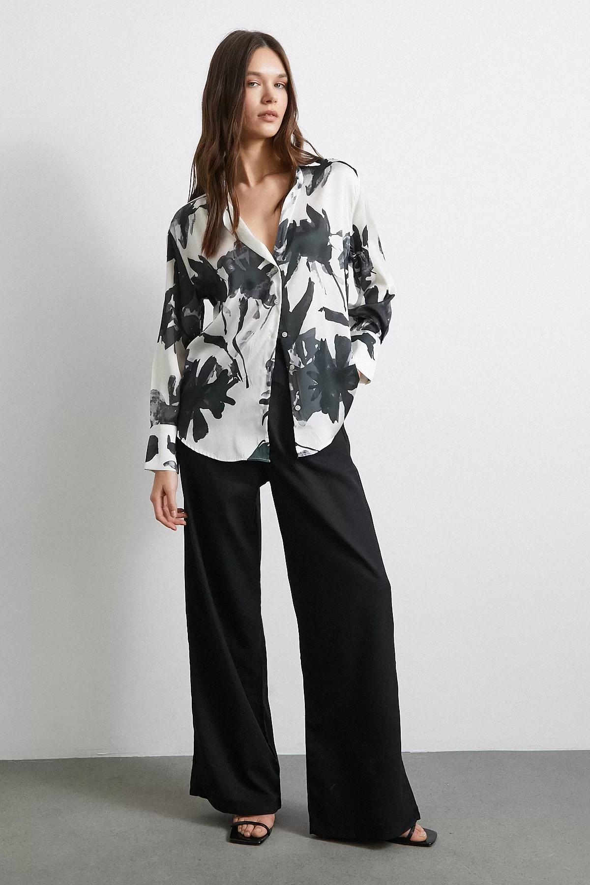 Saten Yüzeyli Desenli Gömlek Siyah