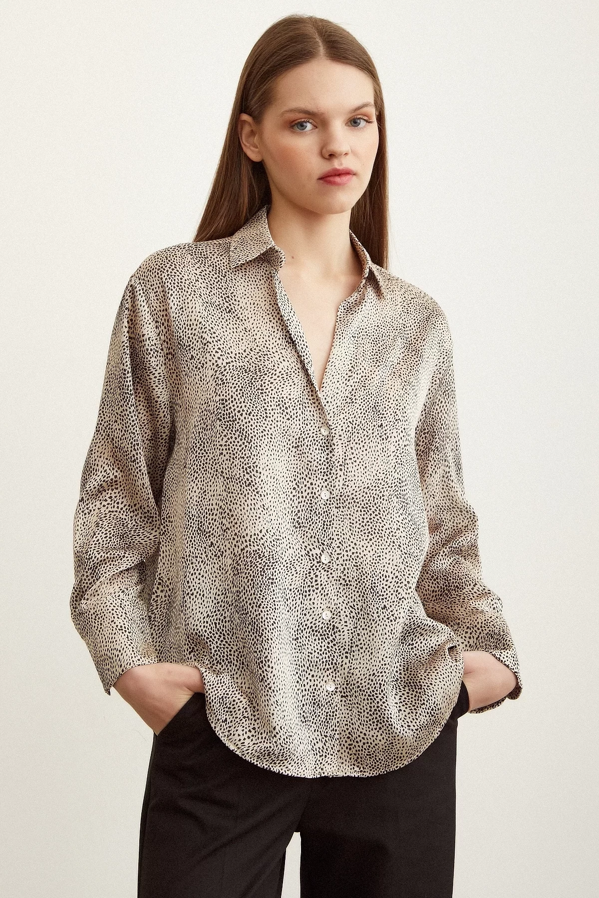 V Yaka Desenli Saten Gömlek