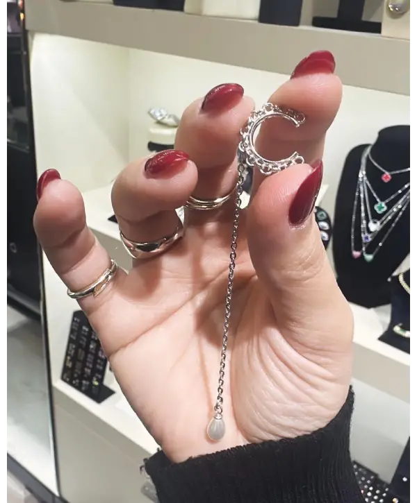 925 Ayar Gümüş Tekli Zincir Sallantılı İncili Kıkırdak Küpe