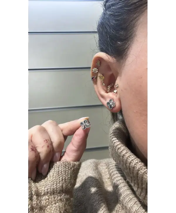 925 Ayar Gümüş İthal Silver Minik Vidalı Yonca Küpe