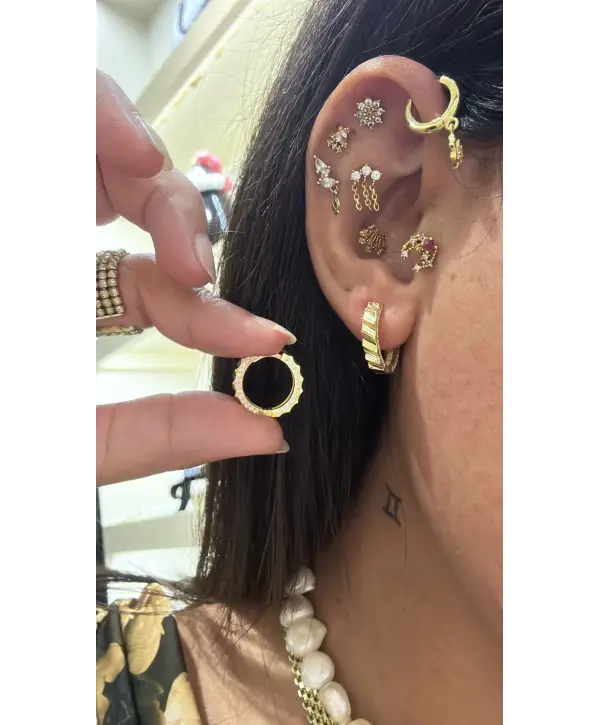 925 Ayar Gümüş Zikzak Geçişli Kenar Kısmı Taşlı Halka Küpe