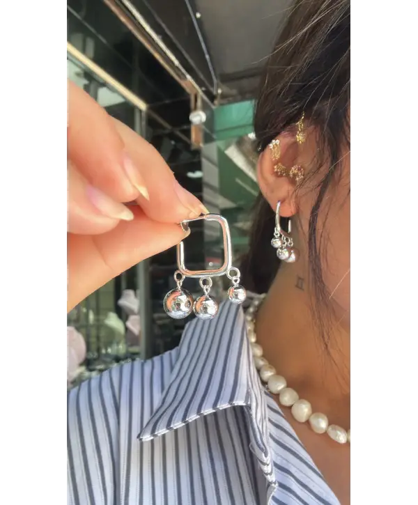 925 Ayar Gümüş Top Sallantılı Kare Model Küpe