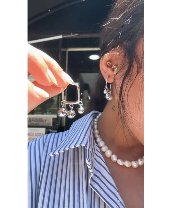 925 Ayar Gümüş Top Sallantılı Kare Model Küpe