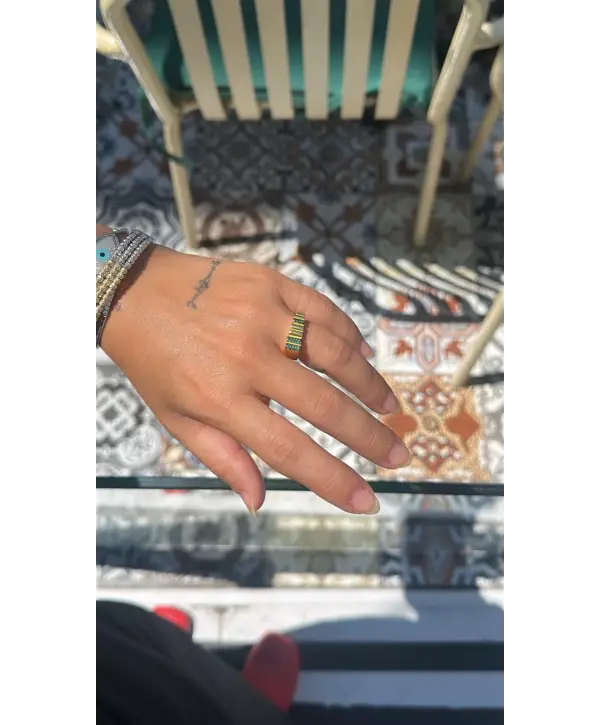 925 Ayar Gümüş Yeşil Taş Detay Yarım Asimetrik Şekilli Yüzük