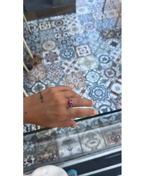 925 Ayar Gümüş Pembe Kare Taşlı Yüzük
